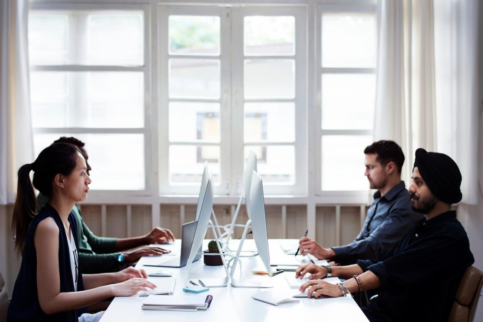 Momento di riflessione personale in un ambiente naturale