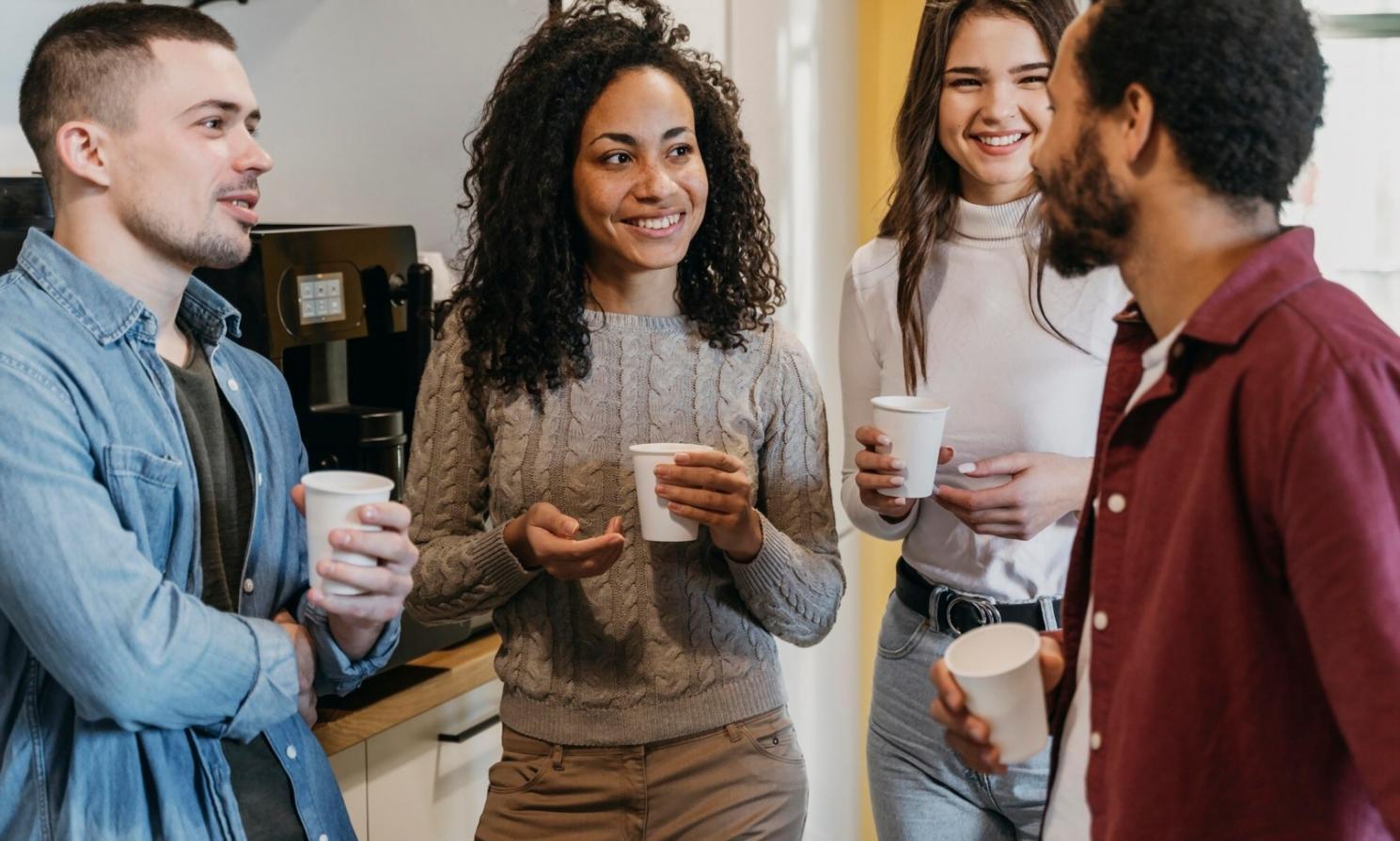 Persona in un momento di riflessione profonda durante il percorso di auto-accettazione