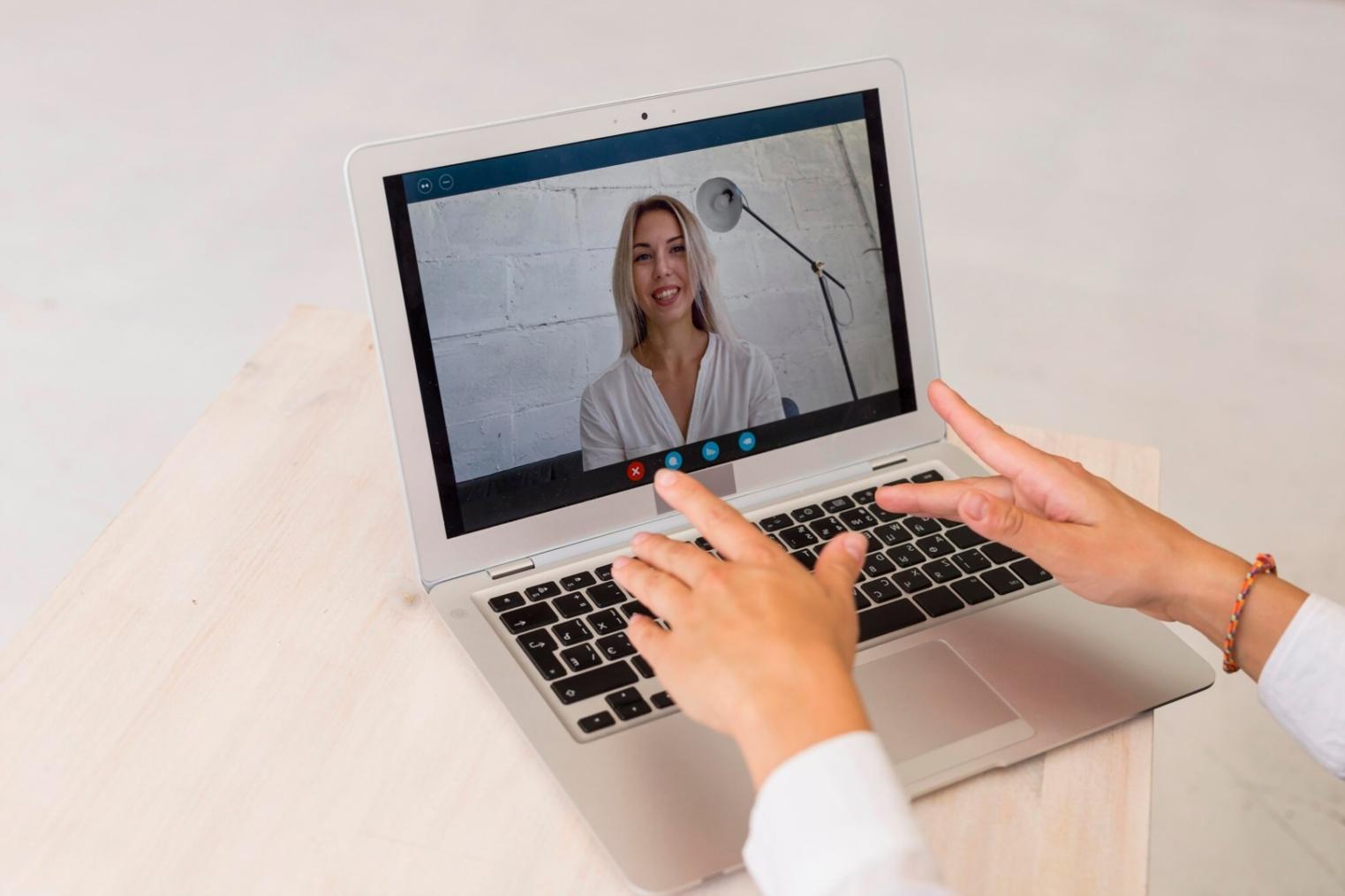 Persona che pratica meditazione in un ambiente sereno e naturale